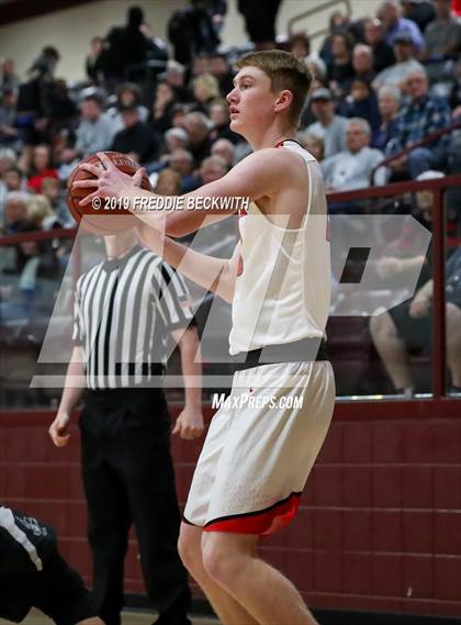 Thumbnail 3 in Muenster vs. Lindsay (UIL 2A Regional Quarterfinal) photogallery.