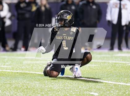 Thumbnail 1 in South Oak Cliff vs. Port Neches-Groves (UIL 5A D2 Football Region 2 Quarterfinal) photogallery.