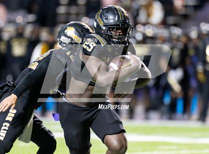 Thumbnail 3 in South Oak Cliff vs. Port Neches-Groves (UIL 5A D2 Football Region 2 Quarterfinal) photogallery.