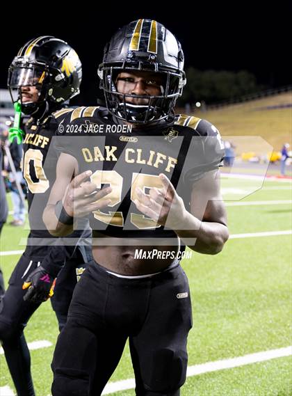 Thumbnail 3 in South Oak Cliff vs. Port Neches-Groves (UIL 5A D2 Football Region 2 Quarterfinal) photogallery.
