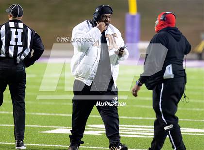 Thumbnail 2 in South Oak Cliff vs. Port Neches-Groves (UIL 5A D2 Football Region 2 Quarterfinal) photogallery.