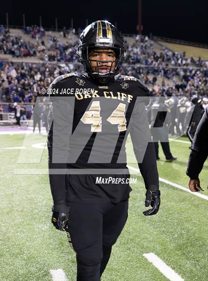 Thumbnail 2 in South Oak Cliff vs. Port Neches-Groves (UIL 5A D2 Football Region 2 Quarterfinal) photogallery.