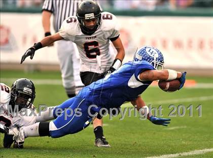 Thumbnail 2 in Tustin vs. La Habra (CIF SS Southwest Division Final) photogallery.