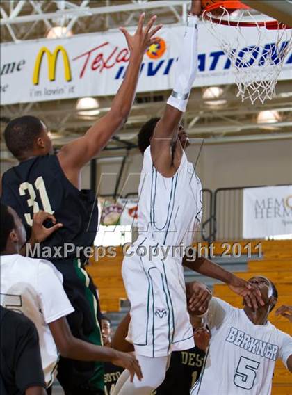 Thumbnail 3 in DeSoto vs Berkner (McDonald's Texas Invitational) photogallery.