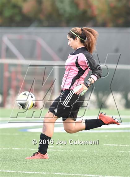 Thumbnail 2 in Holmes vs Wagner (Farris Stadium) photogallery.