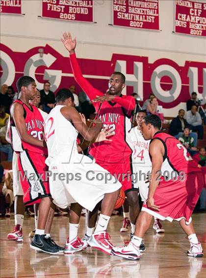 Thumbnail 2 in Van Nuys vs Pasadena (Rose City Round Ball Classic) photogallery.