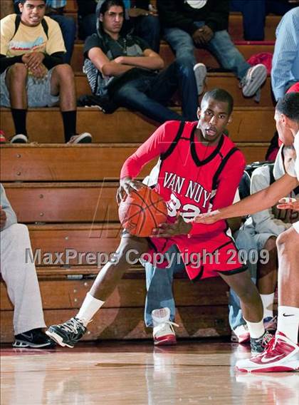 Thumbnail 3 in Van Nuys vs Pasadena (Rose City Round Ball Classic) photogallery.