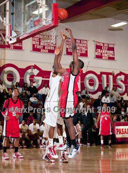 Thumbnail 2 in Van Nuys vs Pasadena (Rose City Round Ball Classic) photogallery.