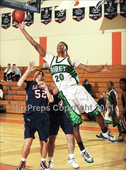 Thumbnail 2 in Ribet Academy vs. La Salle photogallery.
