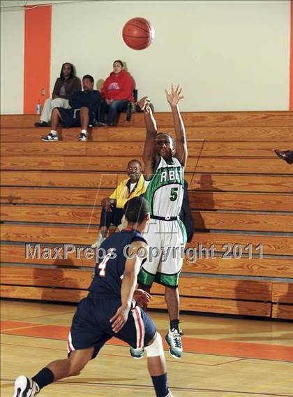 Thumbnail 3 in Ribet Academy vs. La Salle photogallery.