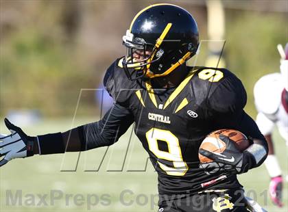 Thumbnail 1 in DeSmet Jesuit vs. Hazelwood Central (MSHSAA District Playoff) photogallery.