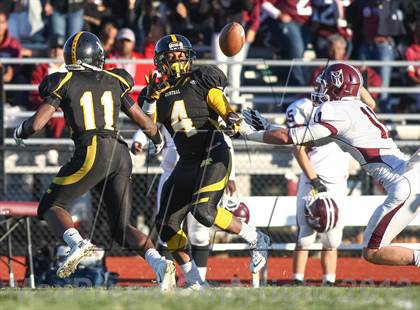 Thumbnail 2 in DeSmet Jesuit vs. Hazelwood Central (MSHSAA District Playoff) photogallery.