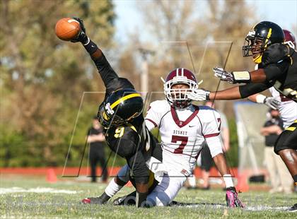 Thumbnail 1 in DeSmet Jesuit vs. Hazelwood Central (MSHSAA District Playoff) photogallery.