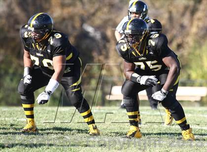 Thumbnail 3 in DeSmet Jesuit vs. Hazelwood Central (MSHSAA District Playoff) photogallery.