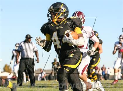 Thumbnail 1 in DeSmet Jesuit vs. Hazelwood Central (MSHSAA District Playoff) photogallery.