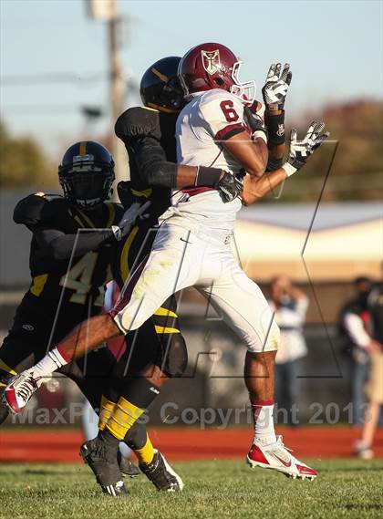 Thumbnail 2 in DeSmet Jesuit vs. Hazelwood Central (MSHSAA District Playoff) photogallery.