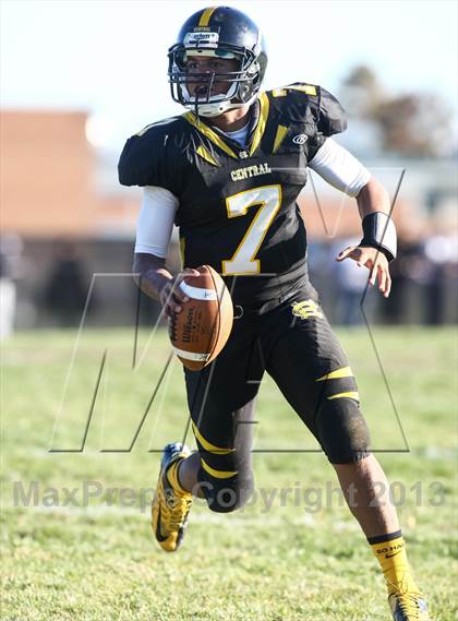 Thumbnail 2 in DeSmet Jesuit vs. Hazelwood Central (MSHSAA District Playoff) photogallery.