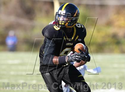 Thumbnail 2 in DeSmet Jesuit vs. Hazelwood Central (MSHSAA District Playoff) photogallery.
