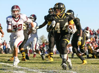Thumbnail 2 in DeSmet Jesuit vs. Hazelwood Central (MSHSAA District Playoff) photogallery.