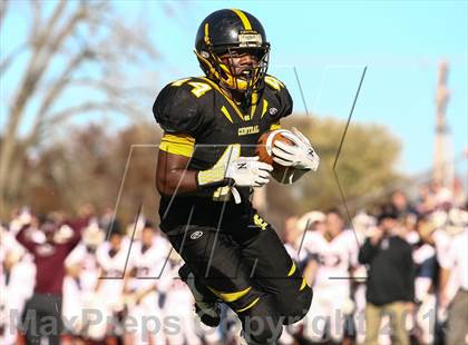 Thumbnail 1 in DeSmet Jesuit vs. Hazelwood Central (MSHSAA District Playoff) photogallery.