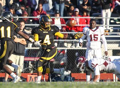 Thumbnail 1 in DeSmet Jesuit vs. Hazelwood Central (MSHSAA District Playoff) photogallery.