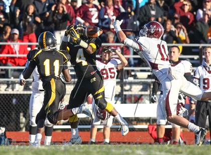 Thumbnail 1 in DeSmet Jesuit vs. Hazelwood Central (MSHSAA District Playoff) photogallery.
