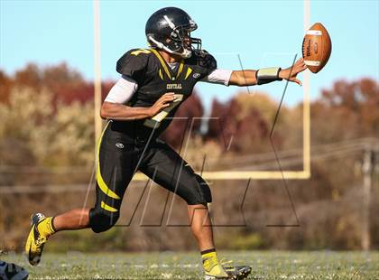 Thumbnail 3 in DeSmet Jesuit vs. Hazelwood Central (MSHSAA District Playoff) photogallery.