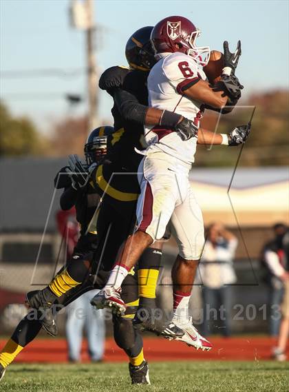 Thumbnail 1 in DeSmet Jesuit vs. Hazelwood Central (MSHSAA District Playoff) photogallery.