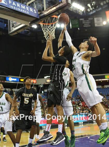 Thumbnail 3 in Bishop Montgomery vs. Moreau Catholic (CIF State D2 Final) photogallery.