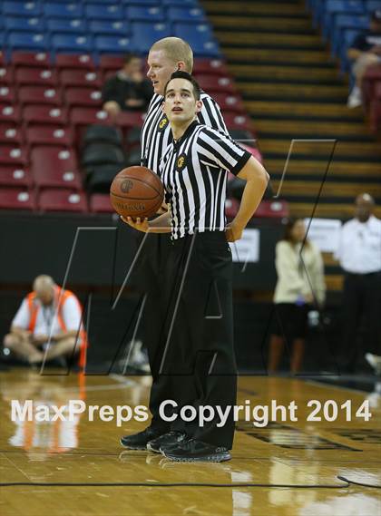 Thumbnail 2 in Bishop Montgomery vs. Moreau Catholic (CIF State D2 Final) photogallery.