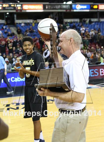 Thumbnail 3 in Bishop Montgomery vs. Moreau Catholic (CIF State D2 Final) photogallery.