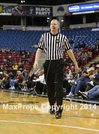 Thumbnail 3 in Bishop Montgomery vs. Moreau Catholic (CIF State D2 Final) photogallery.