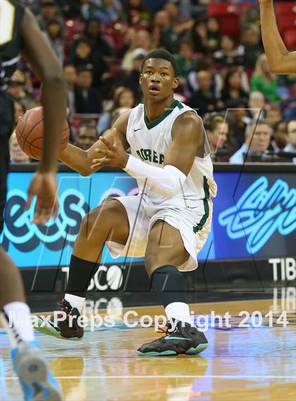 Thumbnail 3 in Bishop Montgomery vs. Moreau Catholic (CIF State D2 Final) photogallery.