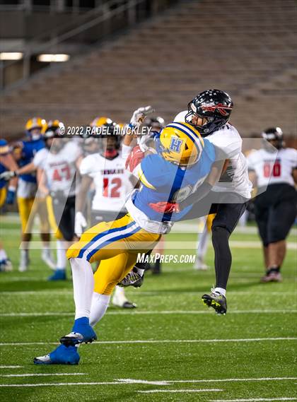 Thumbnail 1 in Howell vs. Fort Osage (MSHSAA Class 5 Final) photogallery.