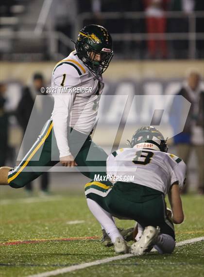 Thumbnail 2 in Imhotep Charter vs. Penn-Trafford (PIAA 5A Championship) photogallery.