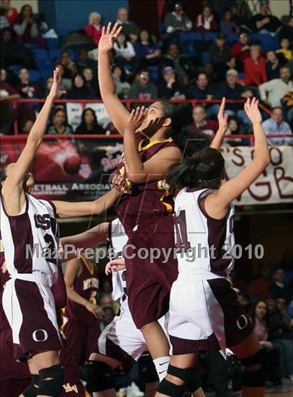 Thumbnail 3 in Mt. Vernon vs. Ossining (Section 1 Class AA Final) photogallery.