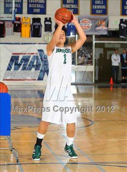 Thumbnail 2 in MaxPreps Holiday Classic 3-Point Contest photogallery.