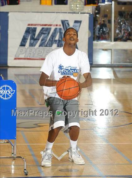 Thumbnail 2 in MaxPreps Holiday Classic 3-Point Contest photogallery.