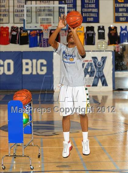 Thumbnail 3 in MaxPreps Holiday Classic 3-Point Contest photogallery.
