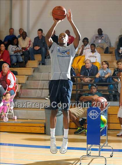 Thumbnail 2 in MaxPreps Holiday Classic 3-Point Contest photogallery.