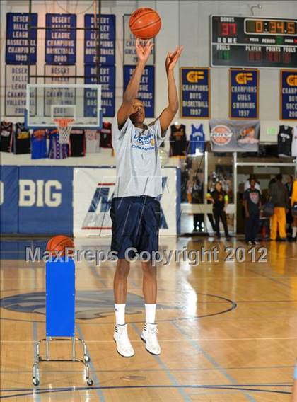Thumbnail 1 in MaxPreps Holiday Classic 3-Point Contest photogallery.