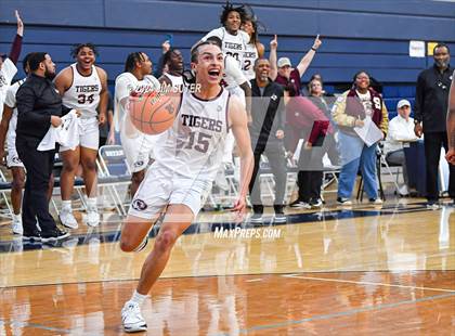 Thumbnail 2 in Silsbee vs Washington (UIL 4A Reg III Final) photogallery.
