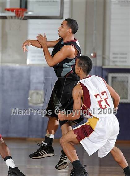 Thumbnail 2 in Natomas vs. Encina (St. Hope Holiday Classic) photogallery.