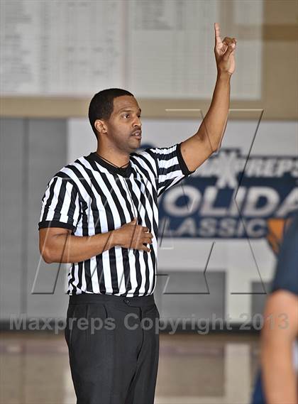 Thumbnail 3 in Brentwood School vs. Lakeside (MaxPreps Holiday Classic) photogallery.