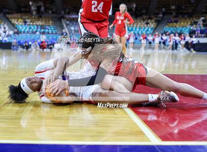 Thumbnail 1 in Regis Jesuit vs. Cherry Creek (CHSAA 6A Great 8) photogallery.