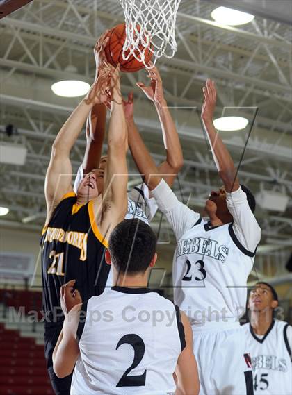 Thumbnail 1 in Miller vs. Cabrillo (MaxPreps Holiday Classic) photogallery.