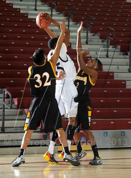 Thumbnail 2 in Miller vs. Cabrillo (MaxPreps Holiday Classic) photogallery.