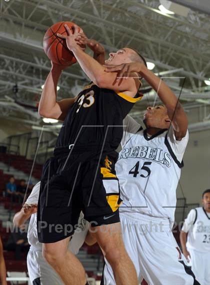 Thumbnail 3 in Miller vs. Cabrillo (MaxPreps Holiday Classic) photogallery.