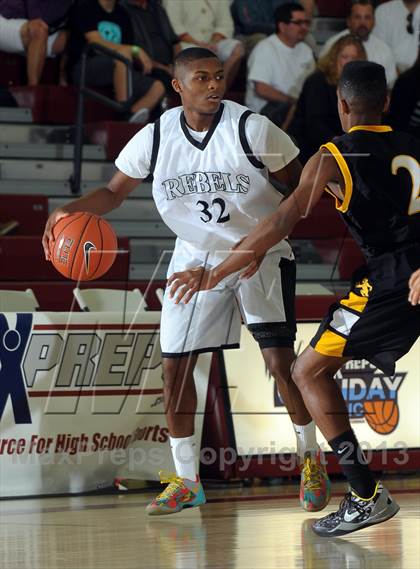 Thumbnail 2 in Miller vs. Cabrillo (MaxPreps Holiday Classic) photogallery.
