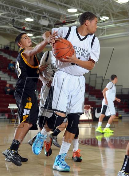 Thumbnail 2 in Miller vs. Cabrillo (MaxPreps Holiday Classic) photogallery.